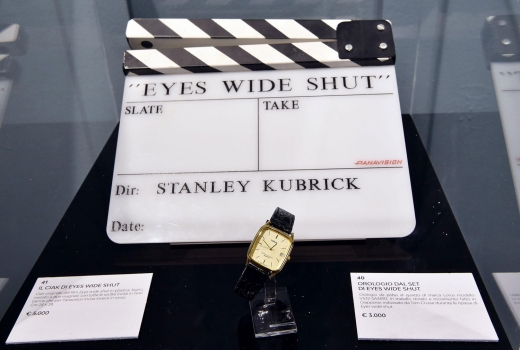 27일(현지시간) 이탈리아 토리노에서 개최된 경매에 앞서 출품 물건인 스탠리 큐브릭 감독 작품의 ‘ 아이즈 와이드 셧’에서 배우 톰 크루즈가 착용한 시계와 이 영화에 쓰인 클래퍼보드가 전시돼 있는 모습.(EPA 연합뉴스)