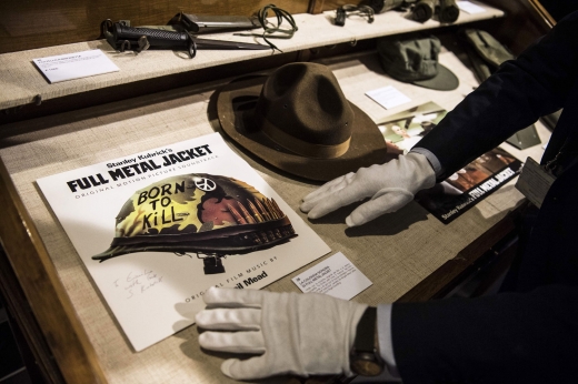 27일(현지시간) 이탈리아 토리노에서 개최된 경매에 출품된 스탠리 큐브릭 감독 작품 ‘풀 메탈 자켓’ 관련 소품들(AFP 연합뉴스)