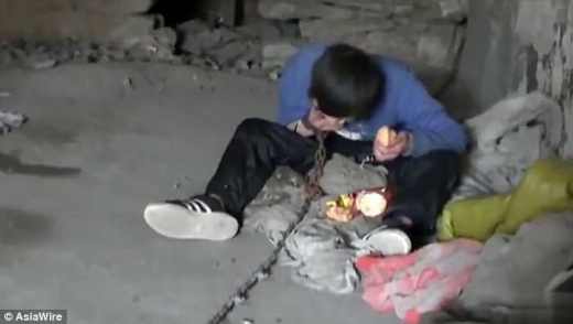 누나는 동생이 마치 동물처럼 지내는 모습에 눈물을 흘렸다.