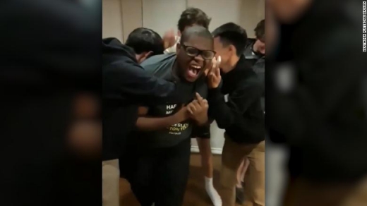 합격 통지서를 받은 브라운은 친구들에게 축하인사를 받으며 기쁨을 만끽하고 있다.