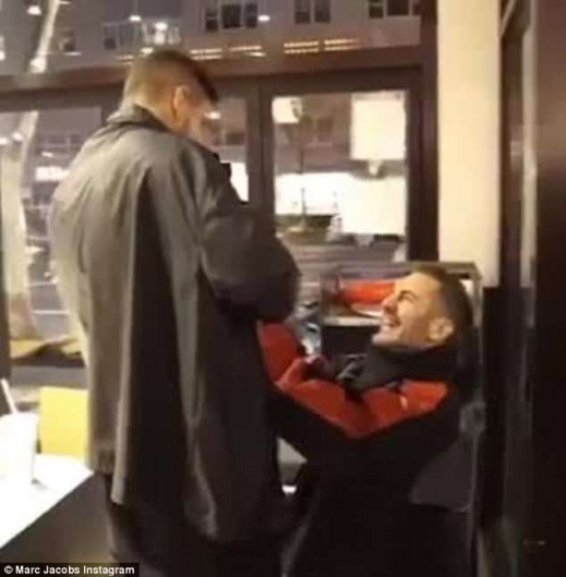 마크 제이콥스가 남친에게 깜짝 프러포즈를 하고 있다.