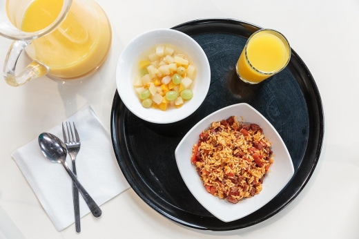 스페인의 병원식. 매운 소시지 초리조와 페퍼, 쌀로 만든 파에야. 과일샐러드와 오렌지 주스.