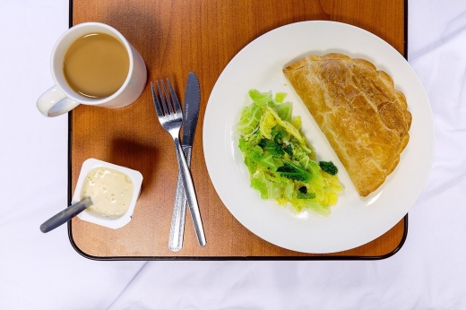 영국의 병원식. 코니쉬 패스티, 양배추의 일종인 사보이, 라이스 푸딩과 홍차.