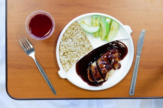 호주의 병원식. 자두 소스를 곁들인 치킨, 밥과 사과, 크랜베리 주스.