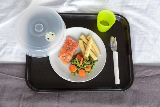 캐나다의 병원식. 구운 연어, 완두콩과 당근, 옥수수.