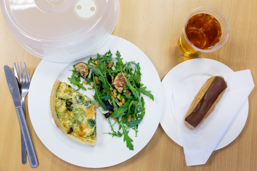 마지막 스위스 병원식. 달걀, 우유에 고기, 야채, 치즈 등을 섞어 만든 파이 ‘키쉬’와 무화과 샐러드. 후식으로 속은 크림, 겉에는 초콜릿을 입힌 패스트리 ‘에클레어’와 사과주스.