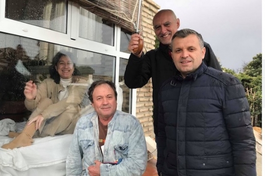 13년간 유리방에서만 산 희소병 50대 여성의 사연