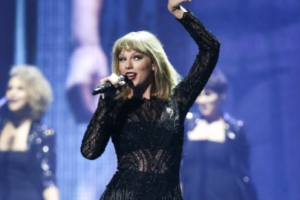 thumbnail - 테일러 스위프트 집에 현금 다발 던진 男… “청혼하려 했다”