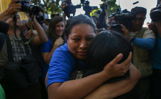 출소 직후 기뻐하고 있는 바스케스(로이터·연합뉴스)