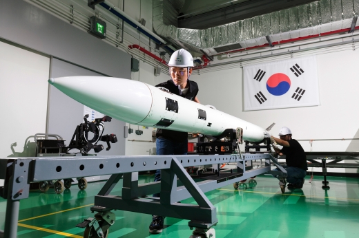 천궁의 체계종합은 LIG 넥스원이 맡고 있으며 협력업체는 수백 개가 연관되어 있고 이와 관련된 종사자 수는 수천 명에 달한다(사진= LIG 넥스원)