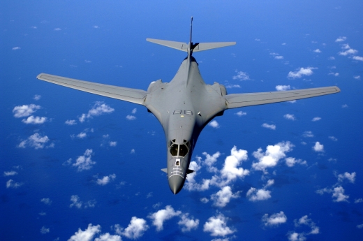 001 B-1B 폭격기는 개발당시 소련의 방공망을 피해 저공으로 빠르게 침투하기 위해 가변익을 채택했다 (사진=미 공군)