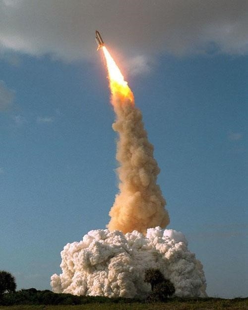 1990년 디스커버리호에 실려 발사되는 허블우주망원경