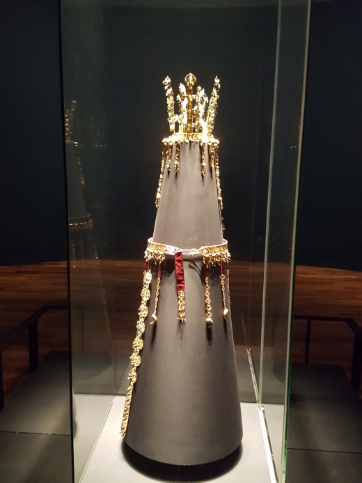 국보로 지정된 통일 신라 시대의 금관과 금허리띠. 황금빛 나뭇가지 모양은 신라 마립간의 권위를 상징한다