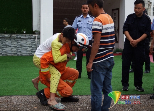 무사히 소방관 등에 업혀 내려온 아이.