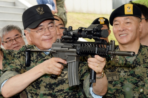 문재인 대통령이 당 대표 시절 육군 특전사 제1공수특전여단을 방문해 K1A 기관단총을 들고 사격자세를 취하고 있다 (사진=더불어 민주당)