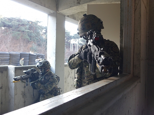 피카티니 레일을 장착한 K1A 기관단총은 다양한 전술 장비들을 장착할 수 있다 (사진=김대영)