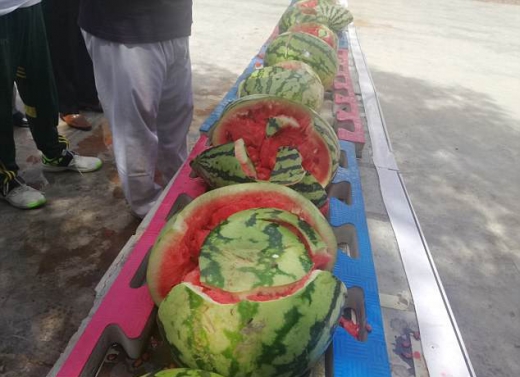 그가 지나가고 남은 자리.