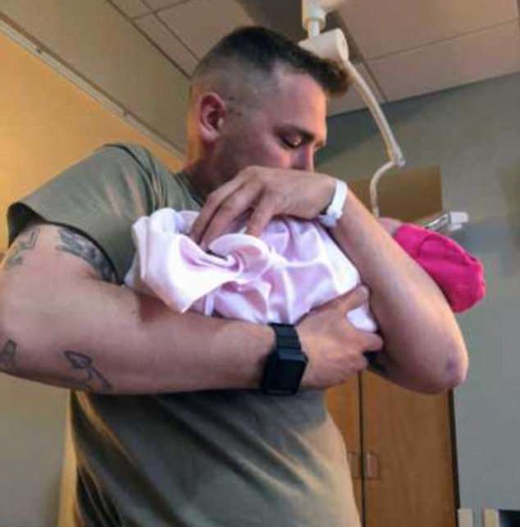 인생에서 가장 소중한 순간을 영상통화로 지켜낸 브룩스.