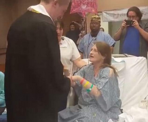 눈 앞에 벌어진 상황에 크게 놀란 스테파니는 아들의 두 손을 꼭 잡았다.