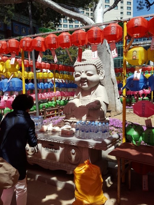 부처님 오신날을 맞이하여 수많은 불자들의 저마다의 정성을 드리고 있다