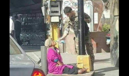 레바논 군인이 손 발을 사용할 수 없는 오스만에게 물을 먹여주고 있다.