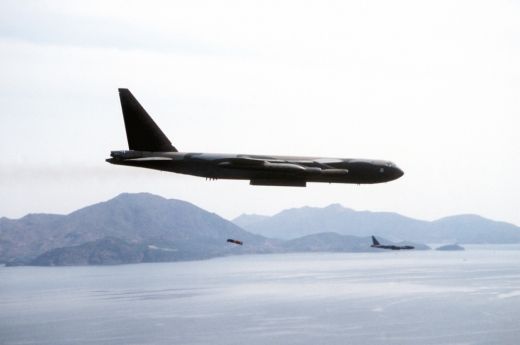 1982년 팀스피릿 훈련 당시 남해 일대에서 기뢰투하 훈련을 실시중인 B-52 폭격기들 (사진=미 국방부)