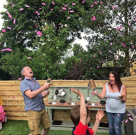 폭죽을 터뜨리면서 아이들에게 임신 소식을 알린 부부.