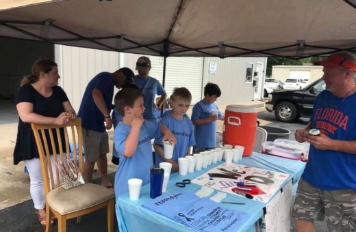 딜런은 친척들과 친구, 주민들의 도움을 받았다.