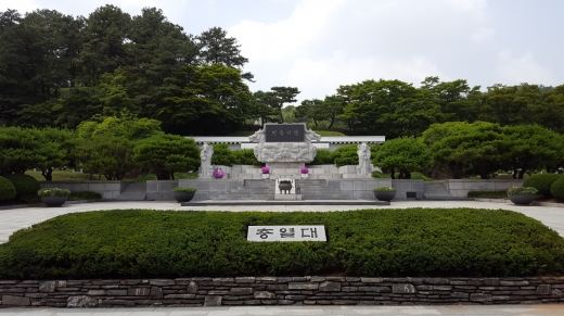 충열대 제단의 모습. 현충원 묘역 곳곳에는 이런 제단들이 잘 조성되어 있다