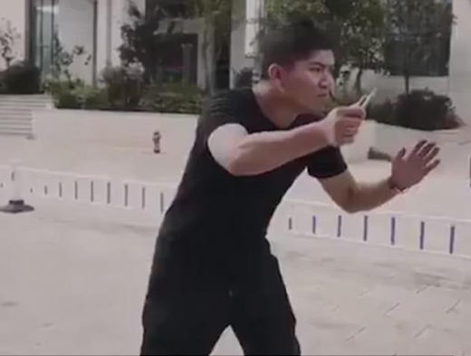 칼을 든 괴한 역할을 맡은 남성의 모습.