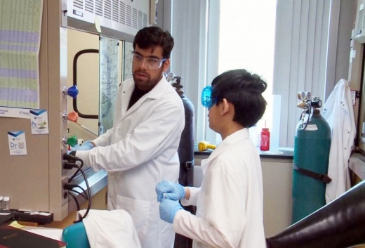 그는 자신보다 나이가 많은 연구원들과 일하는데 전혀 문제가 없다.