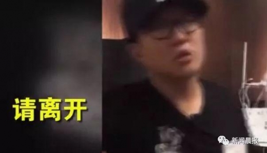 중국인 관광객 2명에게 “당장 나가라”라고 말하고 있는 일본 식당 종업원의 모습 (동영상 캡쳐)