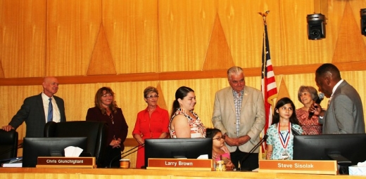 자치 위원회로부터 상을 받게 된 알리야.