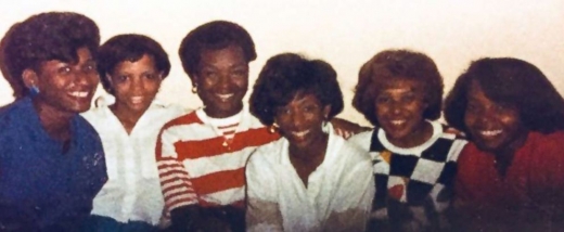 고등학교 시절 처음 만난 샤론 로빈슨, 데니스 윌리엄슨, 델라 잭슨, 다프네 톰슨, 리사 알렉산더 그리고 라탕지 잉그램.