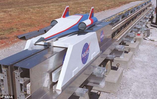 미국항공우주국(NASA) 역시 스핀론치와 비슷한 기술을 연구한 적이 있다. 이 기술은 일종의 트랙을 사용해 우주선을 발사할 계획이었지만, 비용 효율적이지 못하다는 판단에 잠정 중단된 것으로 알려졌다.
