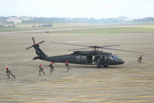 대만육군의 AH-1W 공격헬기와 UH-60 기동헬기가 가상적으로 연출되어 공중강습을 실시했으며 공수부대와 함께 칭취안강기지의 주요시설을 점거했다 (사진=김대영)