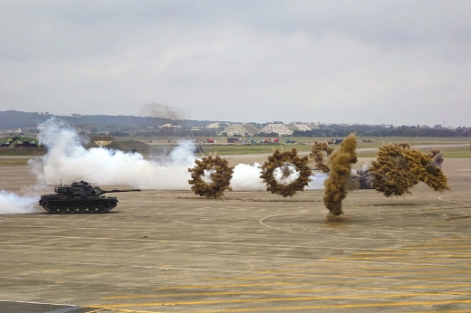 대만육군의 M60A3 전차를 주축으로 한 기계화 부대들이 기지 안으로 진입해, 전차포와 기관총 사격을 실시하며 적을 발 빠르게 포위했다 (사진=김대영)
