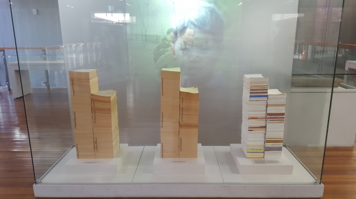 작가 조정래의 아들과 며느리가 작품을 직접 베껴 쓴 육필 원고도 전시되어 있다