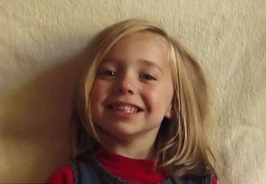 자연스럽게 웃는 3살 롯데.