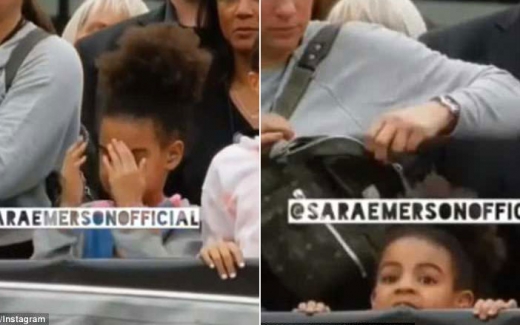 블루 아이비는 열광하는 관중들과 달리 두 눈을 가리거나 자리에 주저앉아 숨는 모습을 보였다.