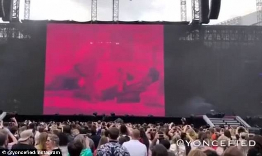 지난 16일(이하 현지시간) 영국 런던에서 있었던 비욘세와 제이지의 합동공연 ‘온 더 런 투 투어’에서 두 사람의 첫 공동앨범 ‘에브리띵 이즈 러브’의 인트로 영상이 공연장 대형 LED 화면으로 처음 공개됐다.(비욘세/인스타그램)