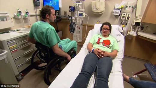 그는 가족과 친구들의 도움으로 가상의 상황에서 응급실 안을 돌아다니며 환자의 상태를 살피는 연습을 했다.