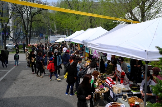 마로니에 공원에는 마르쉐 농부시장이 열려 질 높은 농산물을 손쉽게 구입할 수 있다.