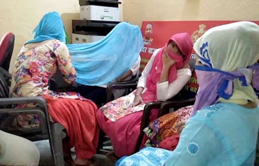 경찰에 붙잡혀 얼굴을 가린 모녀들.