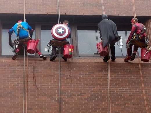 이날 병원 창밖에는 스파이더맨과 배트맨, 캡틴아메리카, 플래시맨 그리고 데어데블 등 슈퍼히어로들이 모습을 드러냈다.