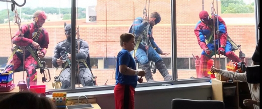 병원 측 홍보 담당자는 “슈퍼히어로들을 본 아이들은 잠시라도 아픔은 물론 병원에 있다는 사실조차 잊은 듯 매우 신이 난 모습이었다”고 소감을 밝혔다.