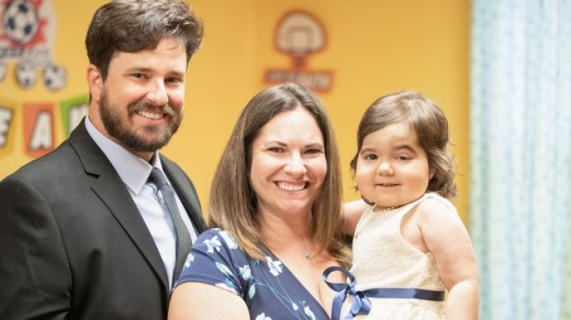 결혼식에 참석한 아빠 토드와 엄마 탈리아, 그리고 스카이.