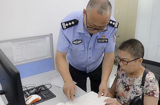 우펑은 경찰서에서 업무를 보며 짬짬이 아내에게 글씨쓰는 법도 가르쳤다.