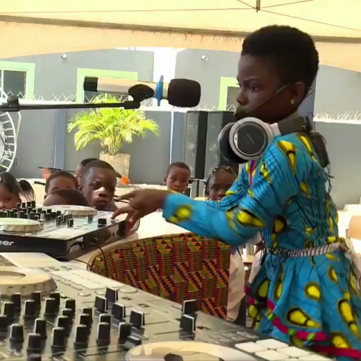 에리카 탄도가 실제 디제잉을 하는 모습.