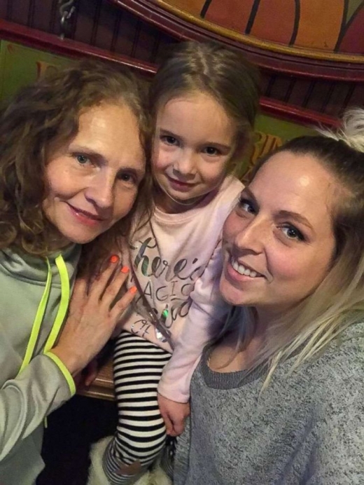 가운데는 힐러리의 딸 스텔라. 스텔라에게도 이모가 생겼다.